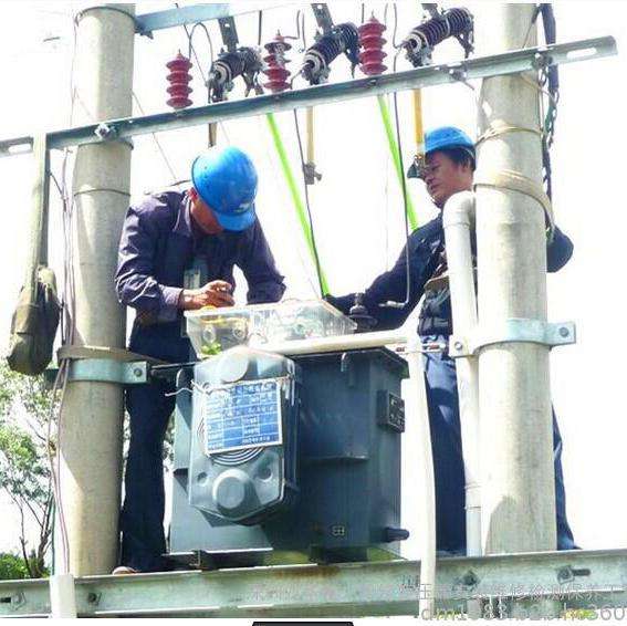 工作人員正在進行增加變壓器的容量