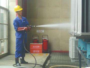 工作人員正在給變壓器沖水