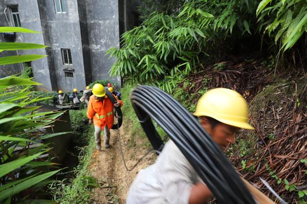 變壓器施工隊(duì)員正在進(jìn)行維修變壓器