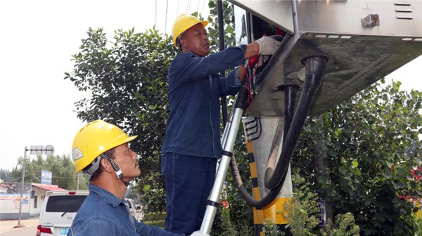 正在進行改造和維修變壓器的工作人員